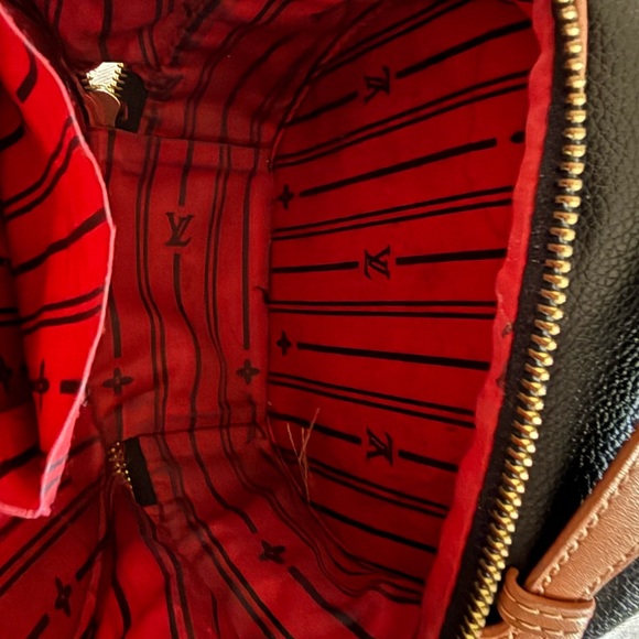 Louis Vuitton Black Crossbody Bag with Monogram Pattern - Picture 5 of 6